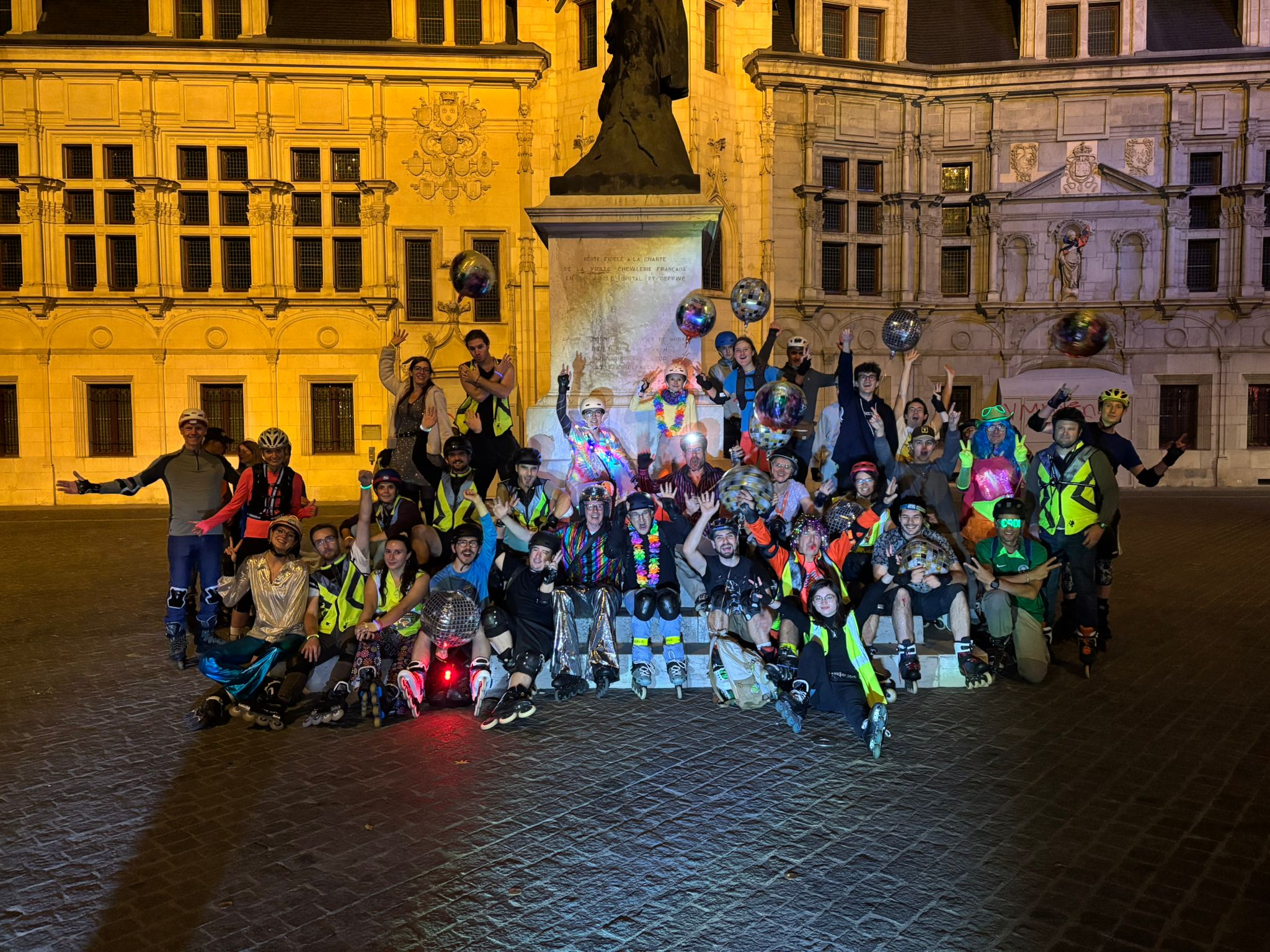 Membres de Grenoble Roller lors d'une randonnée en groupe dans les rues de Grenoble